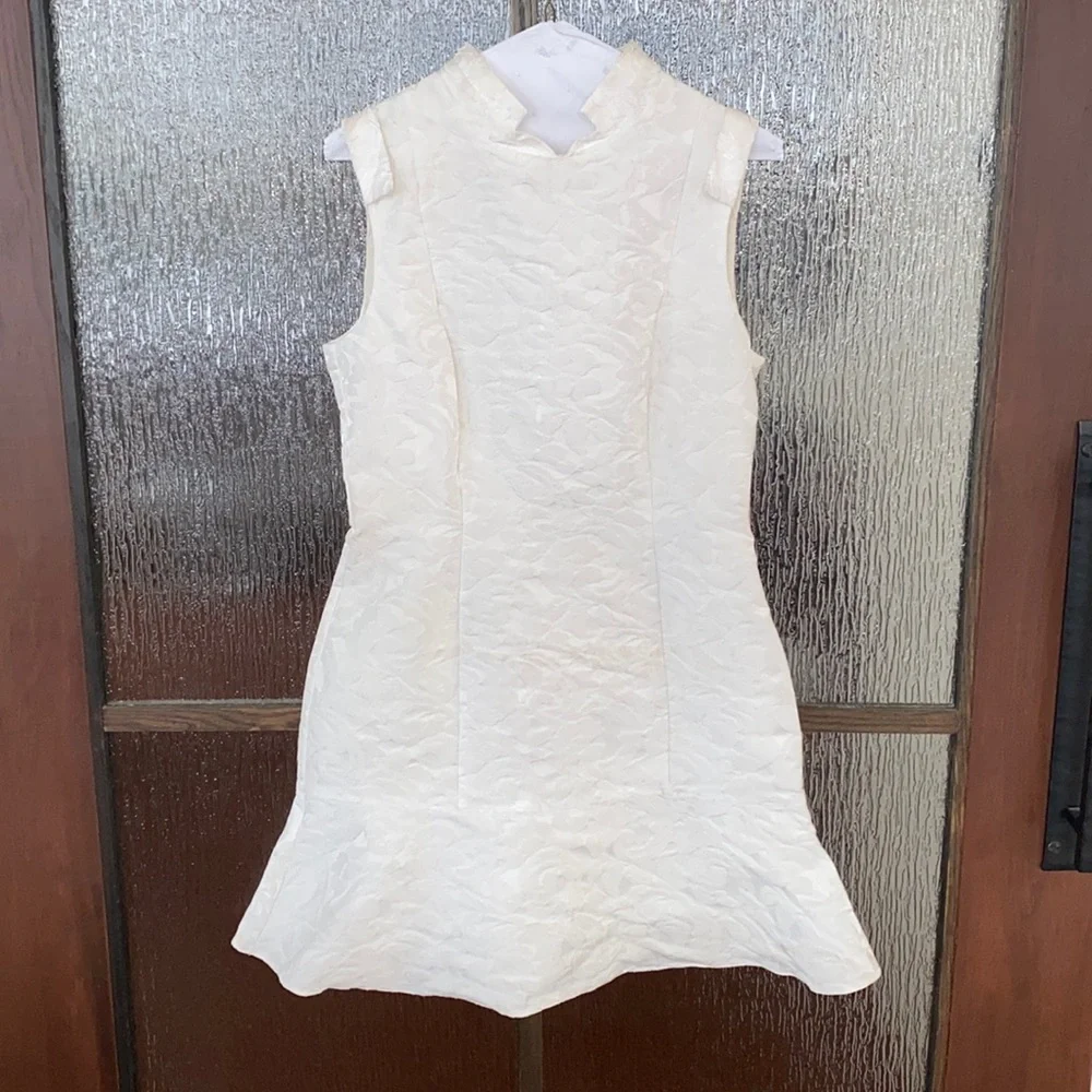 Gucci white mandarin collar dress. Size Large. Elegant sleeveless tulip skirt. - Picture 2 of 10